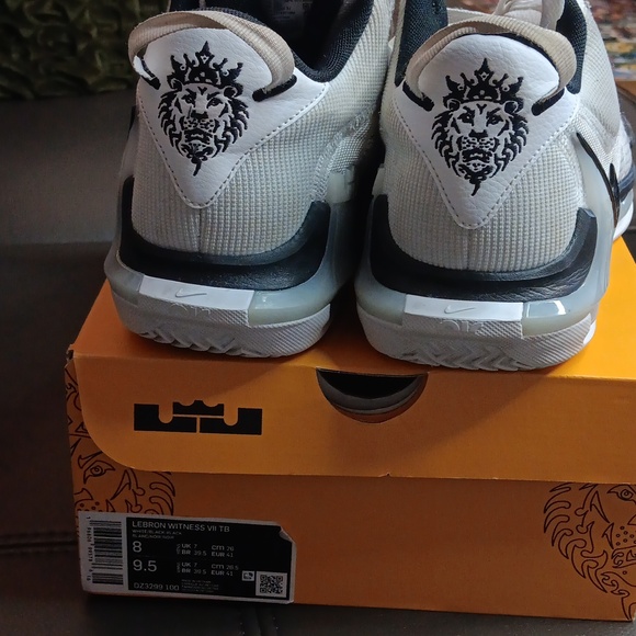 White and Black Athletic Shoes with Classic Design - Picture 4 of 9